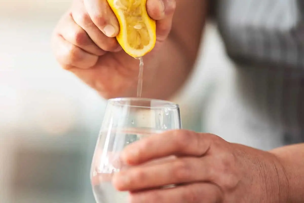 من هر صبح آب لیمو می‌نوشم و این ۳ تغییر را در بدنم دیده‌ام