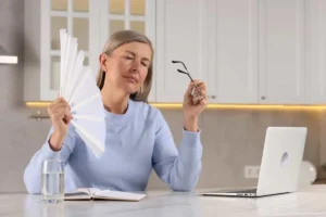 پیش یائسگی چیست و چقدر طول می‌کشد؟