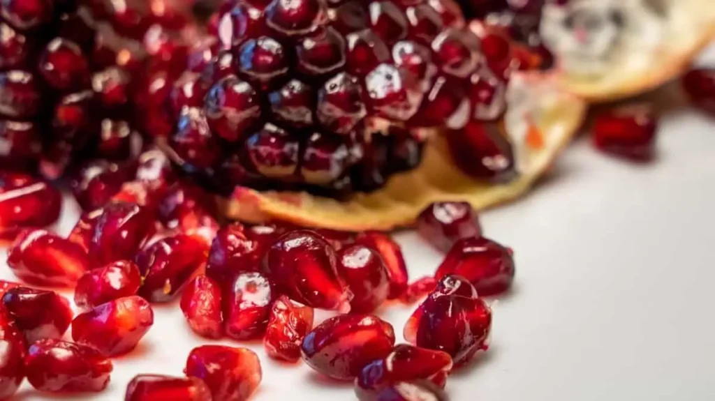 خواص انار برای زنان؛ از هورمون تا زیبایی و آرامش روان