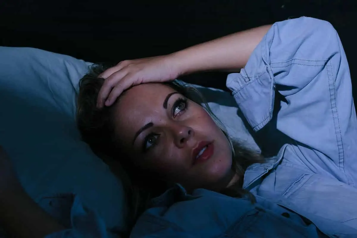 عوارض شب بیداری برای زنان؛ چرا نباید شب ها بیدار بمانیم؟